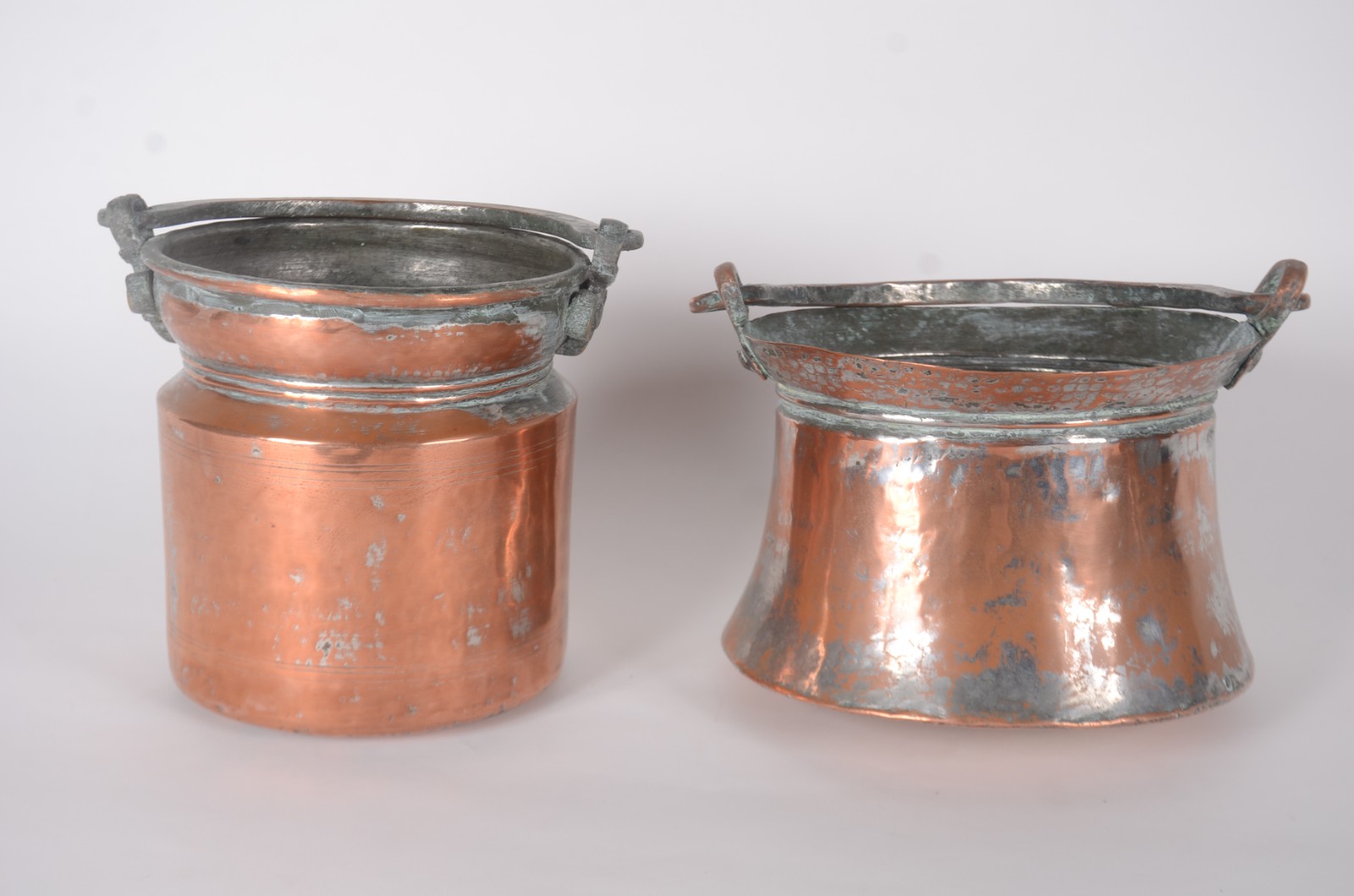Quatro bowls de cobre turco sendo dois com alças. (com desgastes e... - foto 2 de 5