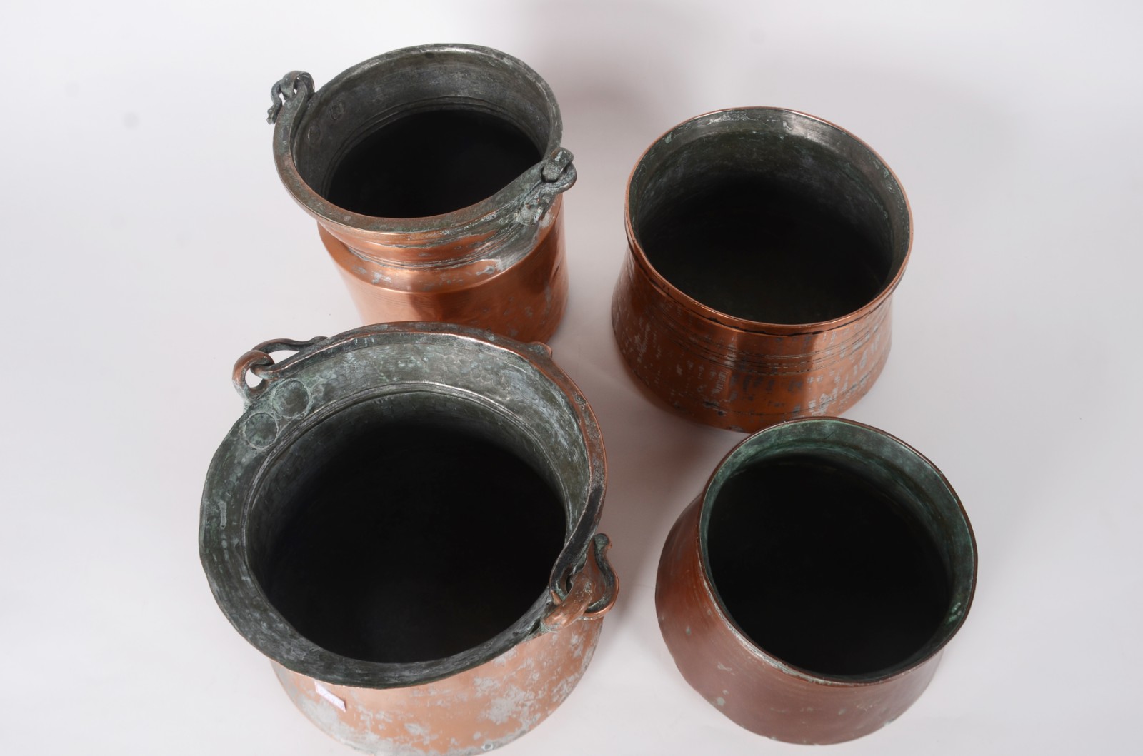 Quatro bowls de cobre turco sendo dois com alças. (com desgastes e... - foto 3 de 5