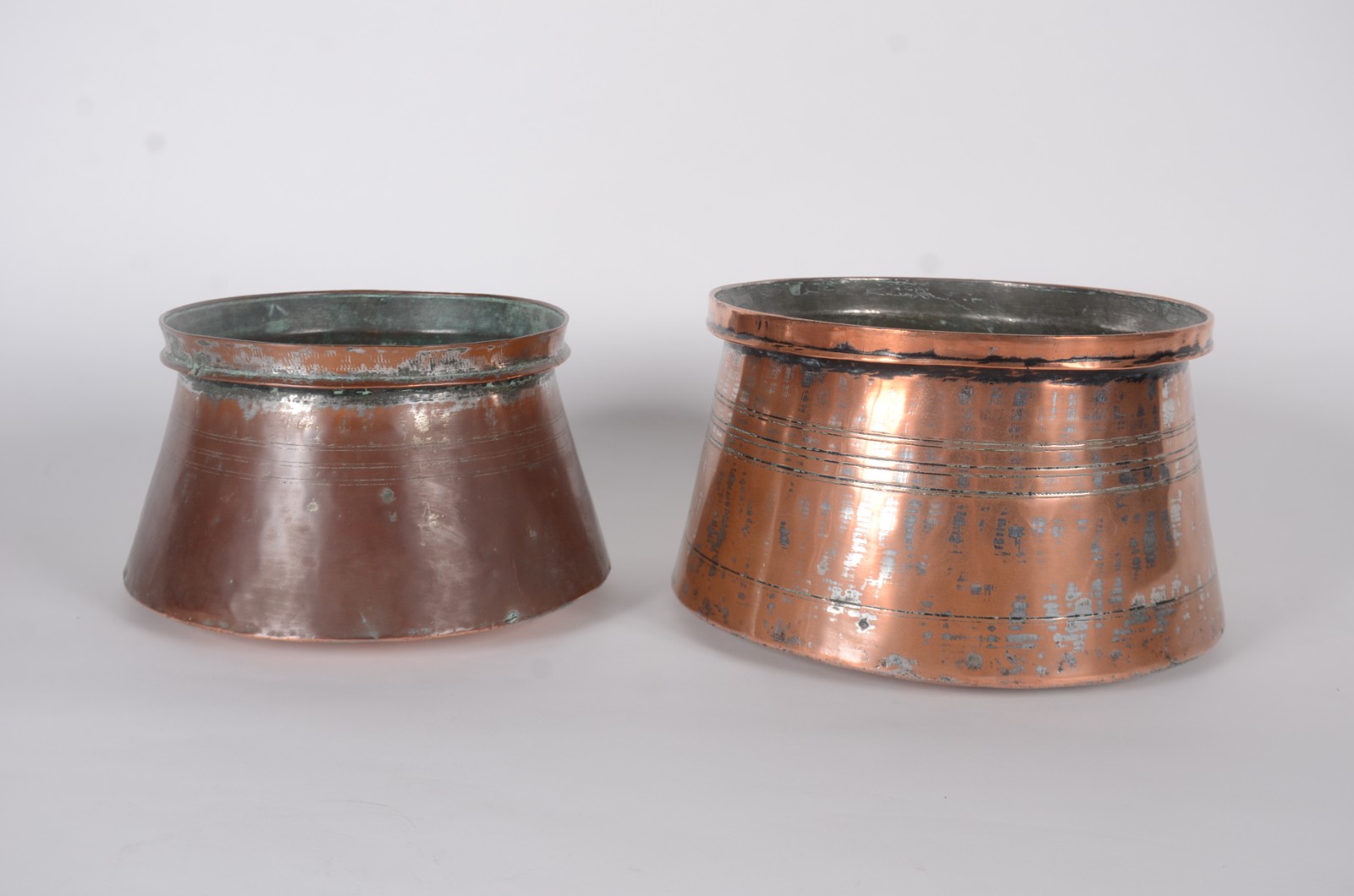 Quatro bowls de cobre turco sendo dois com alças. (com desgastes e... - foto 4 de 5