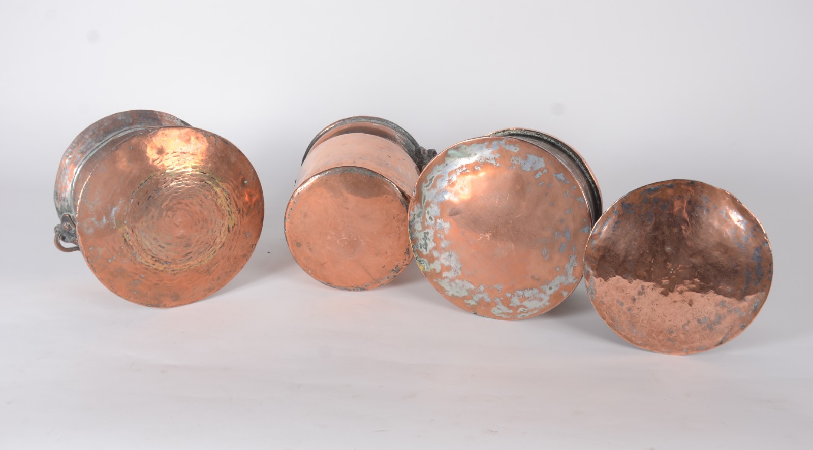 Quatro bowls de cobre turco sendo dois com alças. (com desgastes e... - foto 5 de 5