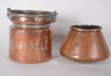Conjunto com uma jarra de bronze e 4 peças de c... - Conjunto com uma jarra de bronze e 4 peças de cobre, sendo: 2 bowls, peneira e balde com alça. (com desgaste e pequenos amassados). Total 5 peça...