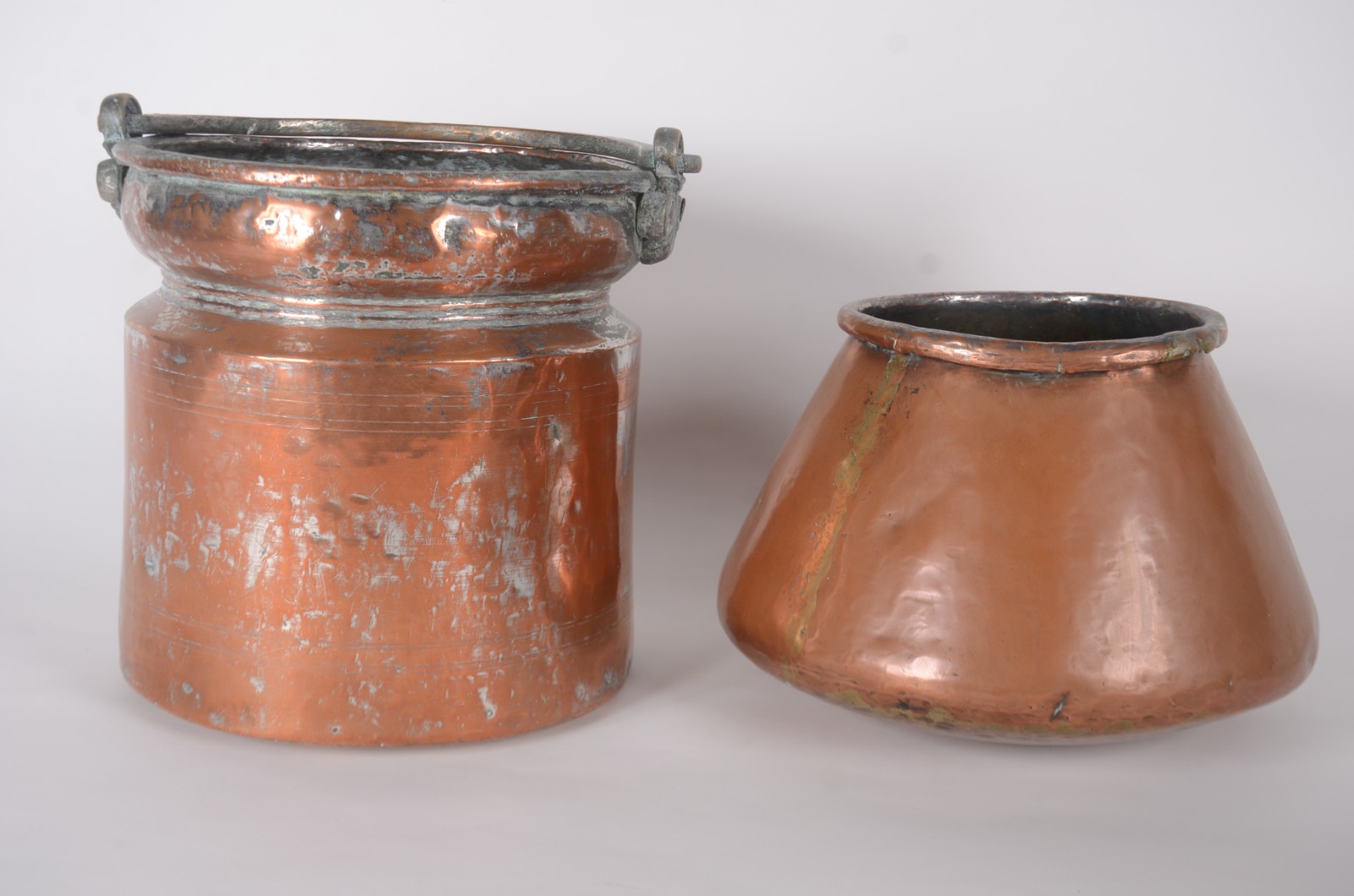 Conjunto com uma jarra de bronze e 4 peças de cobre, sendo: 2 bowls... - foto 2 de 9