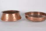 Conjunto com uma jarra de bronze e 4 peças de c... - Conjunto com uma jarra de bronze e 4 peças de cobre, sendo: 2 bowls, peneira e balde com alça. (com desgaste e pequenos amassados). Total 5 peça...