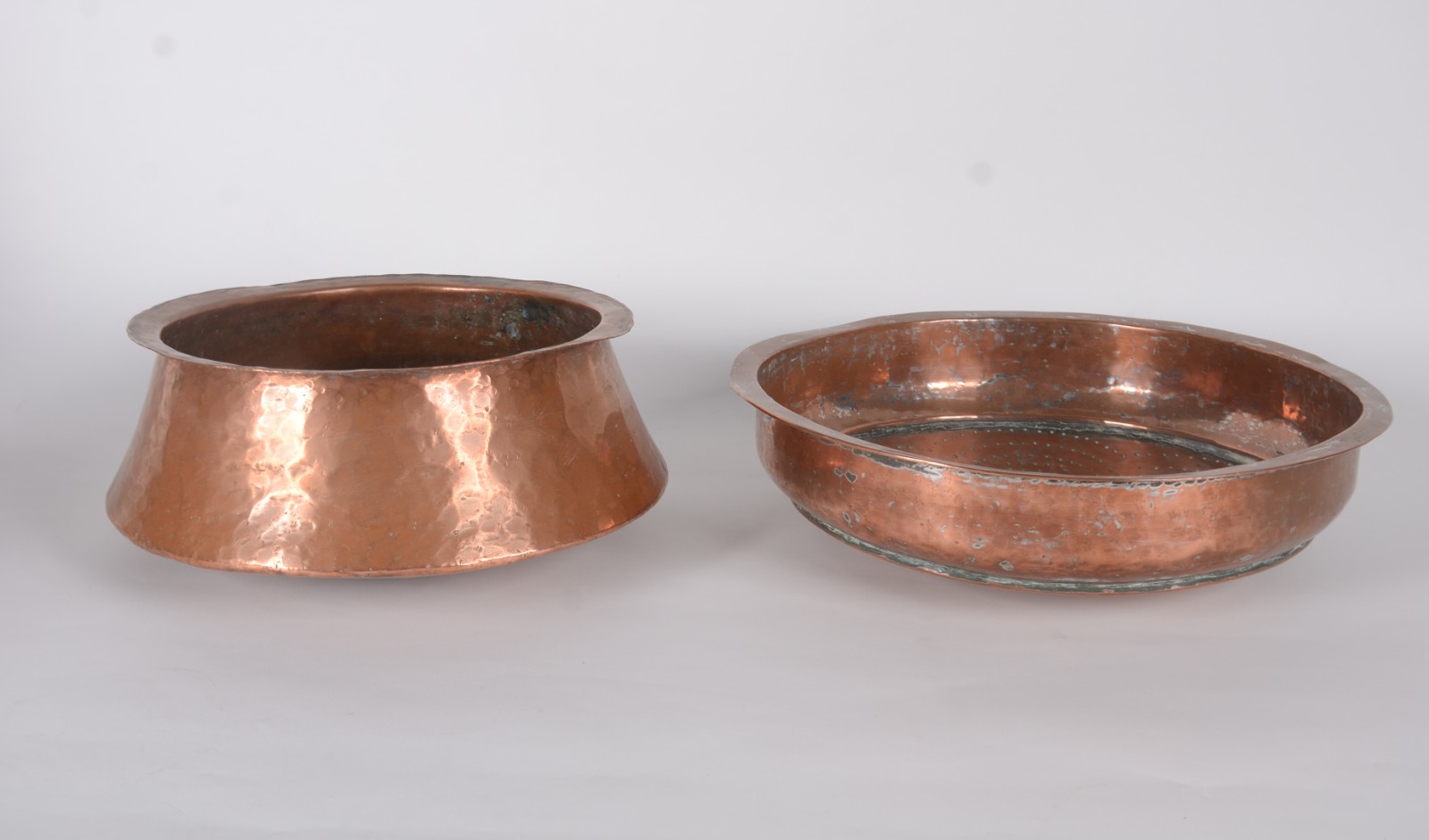 Conjunto com uma jarra de bronze e 4 peças de cobre, sendo: 2 bowls... - foto 3 de 9