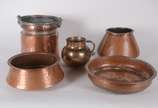 Conjunto com uma jarra de bronze e 4 peças de c... - Conjunto com uma jarra de bronze e 4 peças de cobre, sendo: 2 bowls, peneira e balde com alça. (com desgaste e pequenos amassados). Total 5 peça...