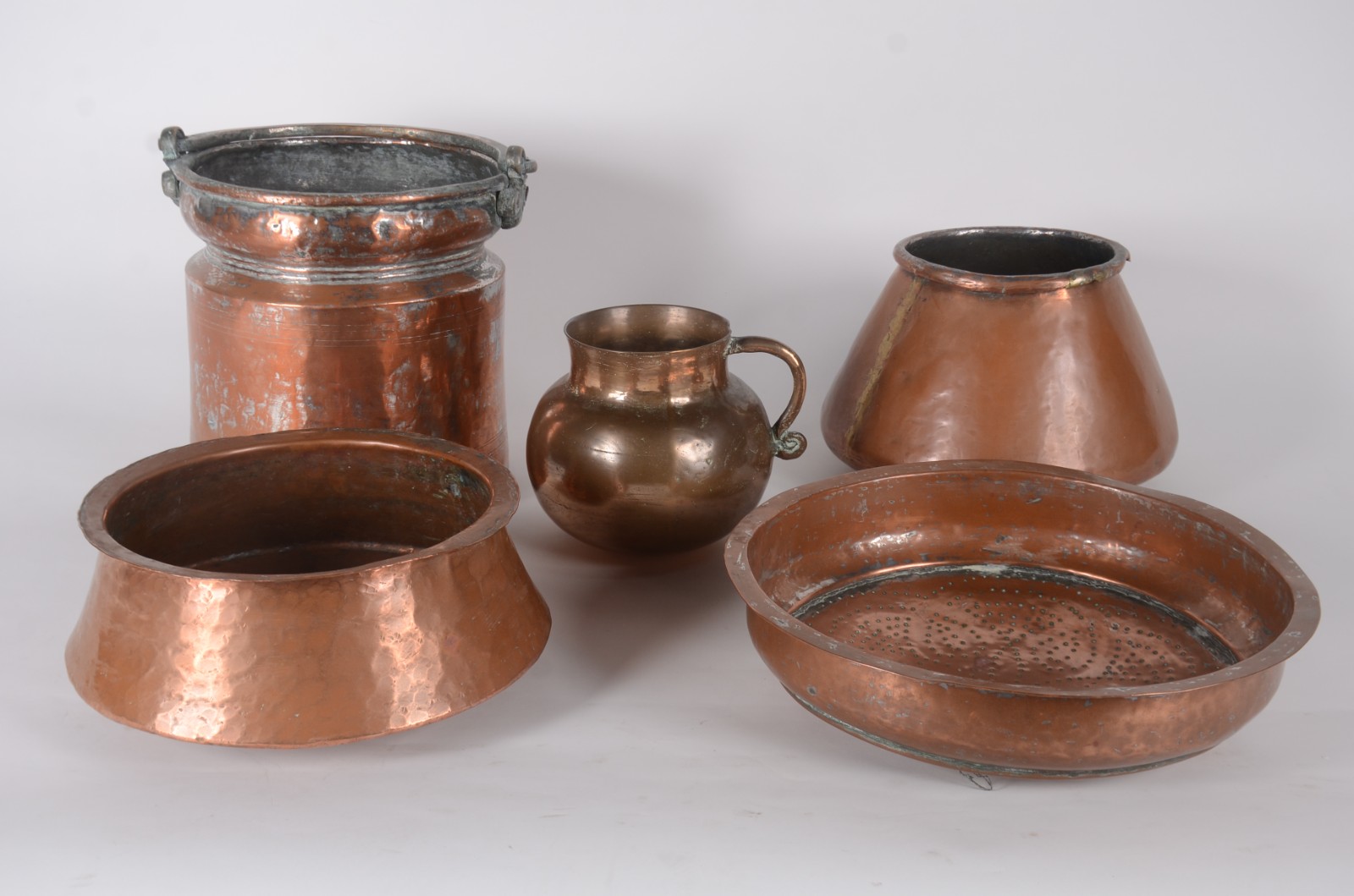 Conjunto com uma jarra de bronze e 4 peças de cobre, sendo: 2 bowls... - foto 1 de 9