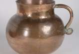 Conjunto com uma jarra de bronze e 4 peças de c... - Conjunto com uma jarra de bronze e 4 peças de cobre, sendo: 2 bowls, peneira e balde com alça. (com desgaste e pequenos amassados). Total 5 peça...
