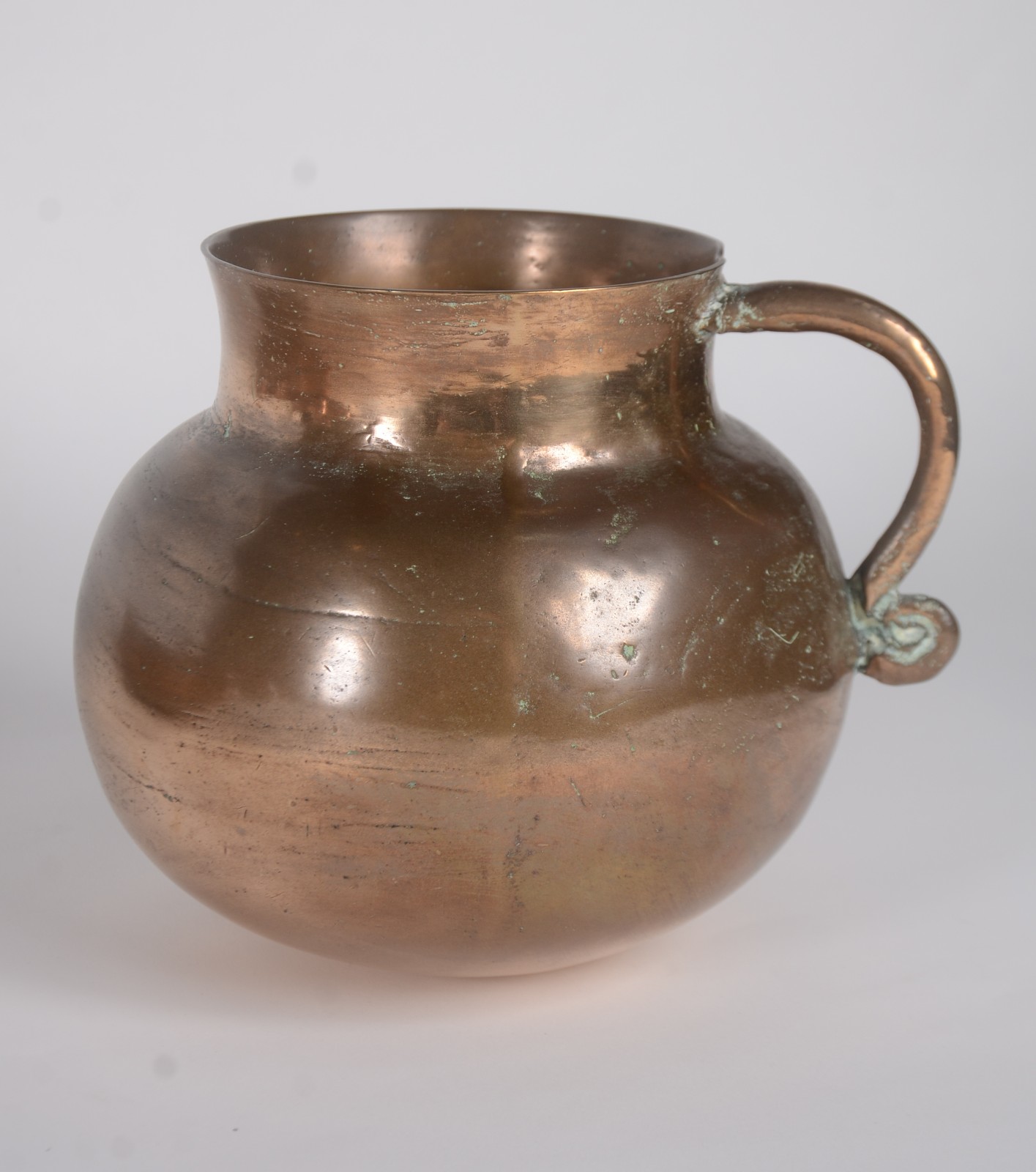 Conjunto com uma jarra de bronze e 4 peças de cobre, sendo: 2 bowls... - foto 4 de 9