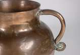 Conjunto com uma jarra de bronze e 4 peças de c... - Conjunto com uma jarra de bronze e 4 peças de cobre, sendo: 2 bowls, peneira e balde com alça. (com desgaste e pequenos amassados). Total 5 peça...