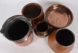 Conjunto com uma jarra de bronze e 4 peças de c... - Conjunto com uma jarra de bronze e 4 peças de cobre, sendo: 2 bowls, peneira e balde com alça. (com desgaste e pequenos amassados). Total 5 peça...