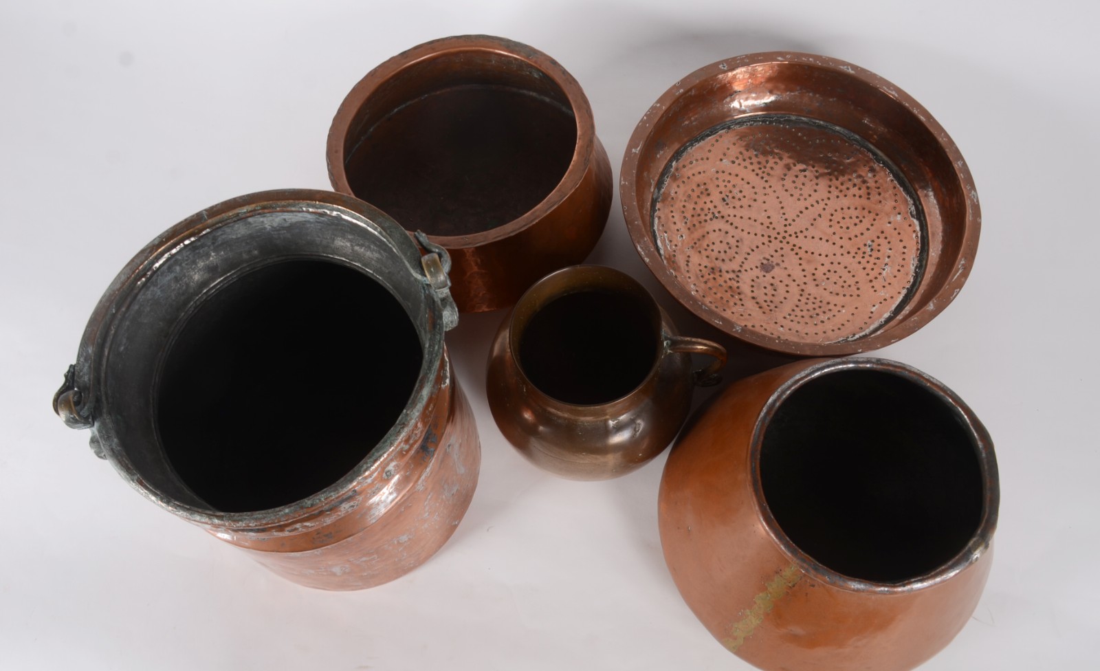 Conjunto com uma jarra de bronze e 4 peças de cobre, sendo: 2 bowls... - foto 6 de 9