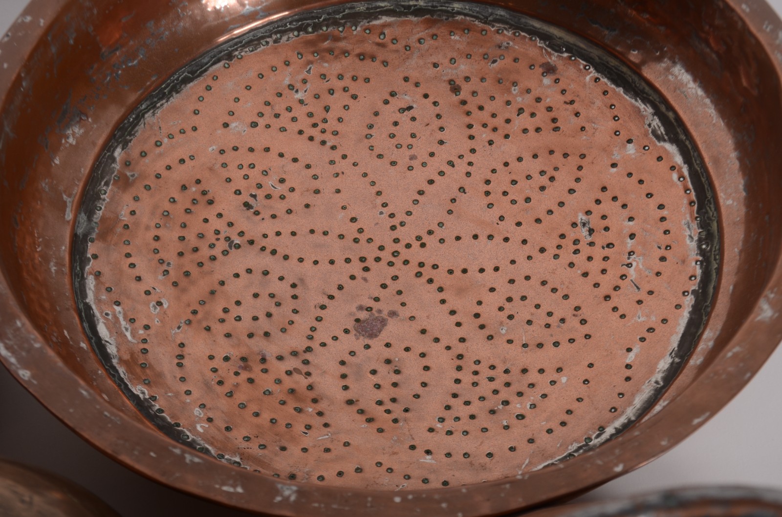 Conjunto com uma jarra de bronze e 4 peças de cobre, sendo: 2 bowls... - foto 7 de 9