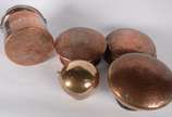 Conjunto com uma jarra de bronze e 4 peças de c... - Conjunto com uma jarra de bronze e 4 peças de cobre, sendo: 2 bowls, peneira e balde com alça. (com desgaste e pequenos amassados). Total 5 peça...
