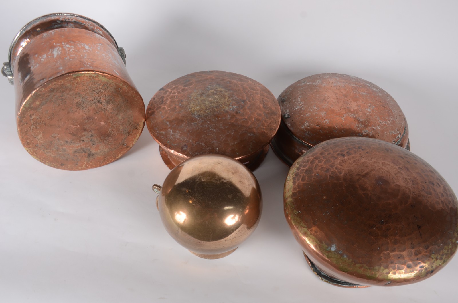 Conjunto com uma jarra de bronze e 4 peças de cobre, sendo: 2 bowls... - foto 9 de 9