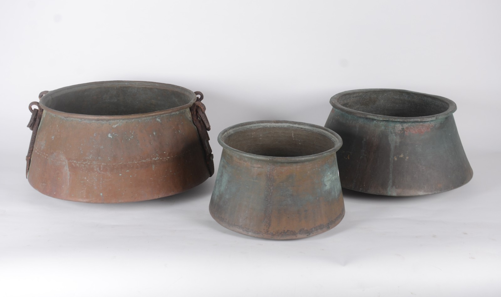Três peças de cobre turco (com desgastes e pequenos amassados). - foto 1 de 4