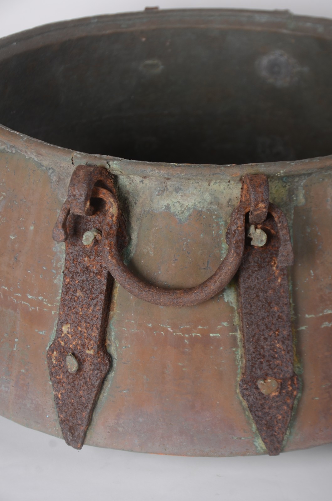 Três peças de cobre turco (com desgastes e pequenos amassados). - foto 4 de 4