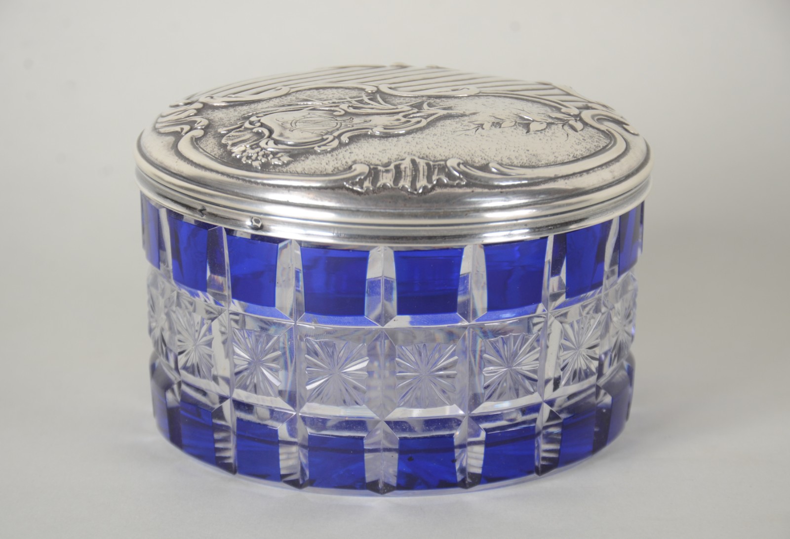 Caixa Art Nouveau de cristal frances doublé azul lapidado com tampa... - foto 1 de 9