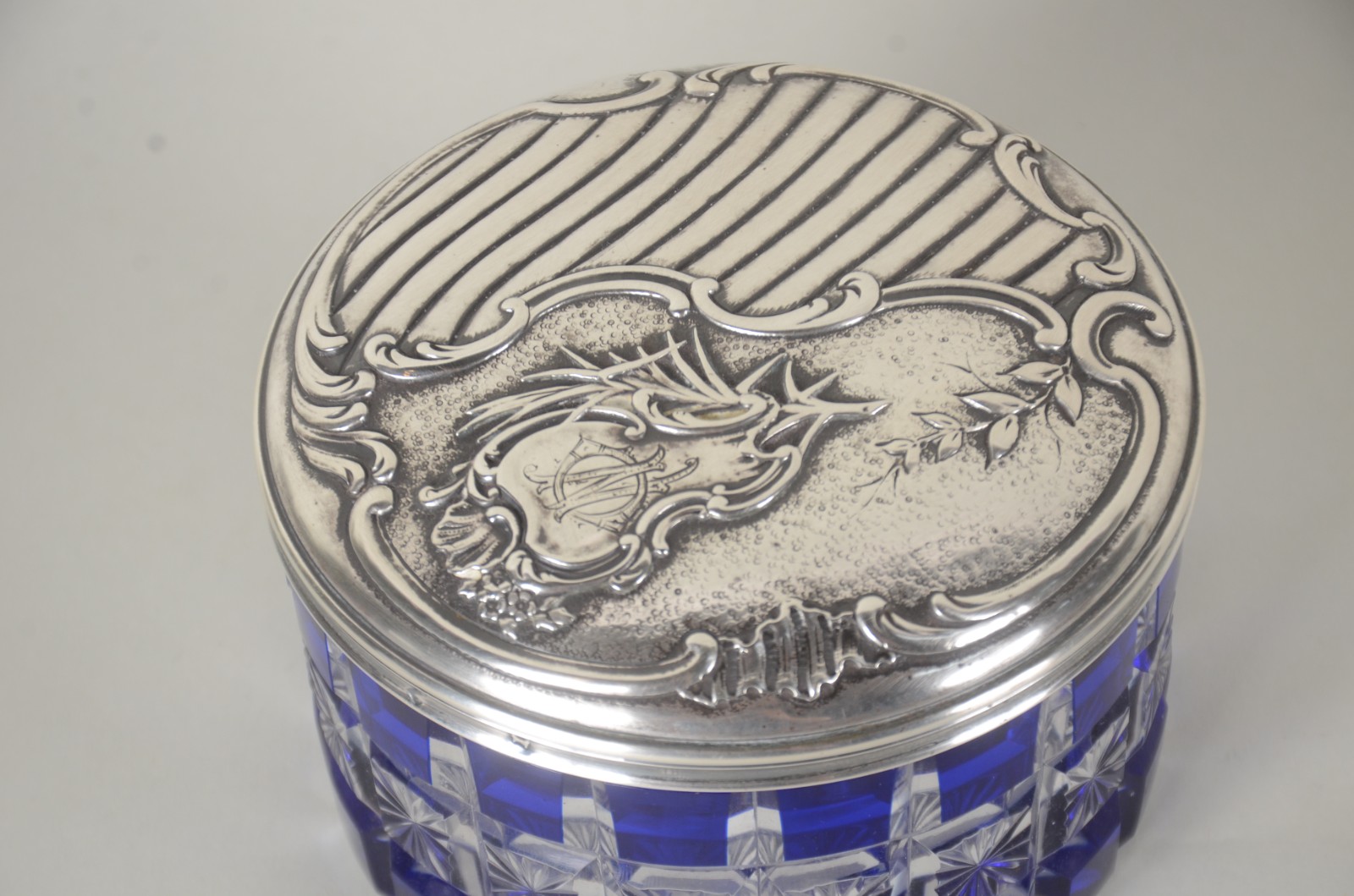 Caixa Art Nouveau de cristal frances doublé azul lapidado com tampa... - foto 2 de 9