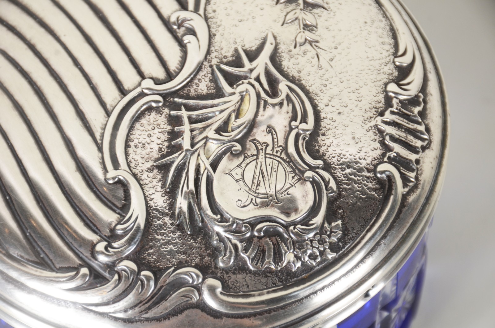 Caixa Art Nouveau de cristal frances doublé azul lapidado com tampa... - foto 3 de 9
