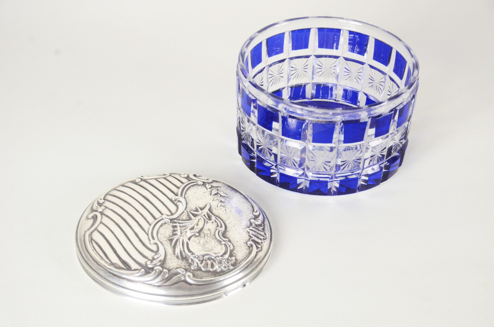 Caixa Art Nouveau de cristal frances doublé azul lapidado com tampa... - foto 4 de 9