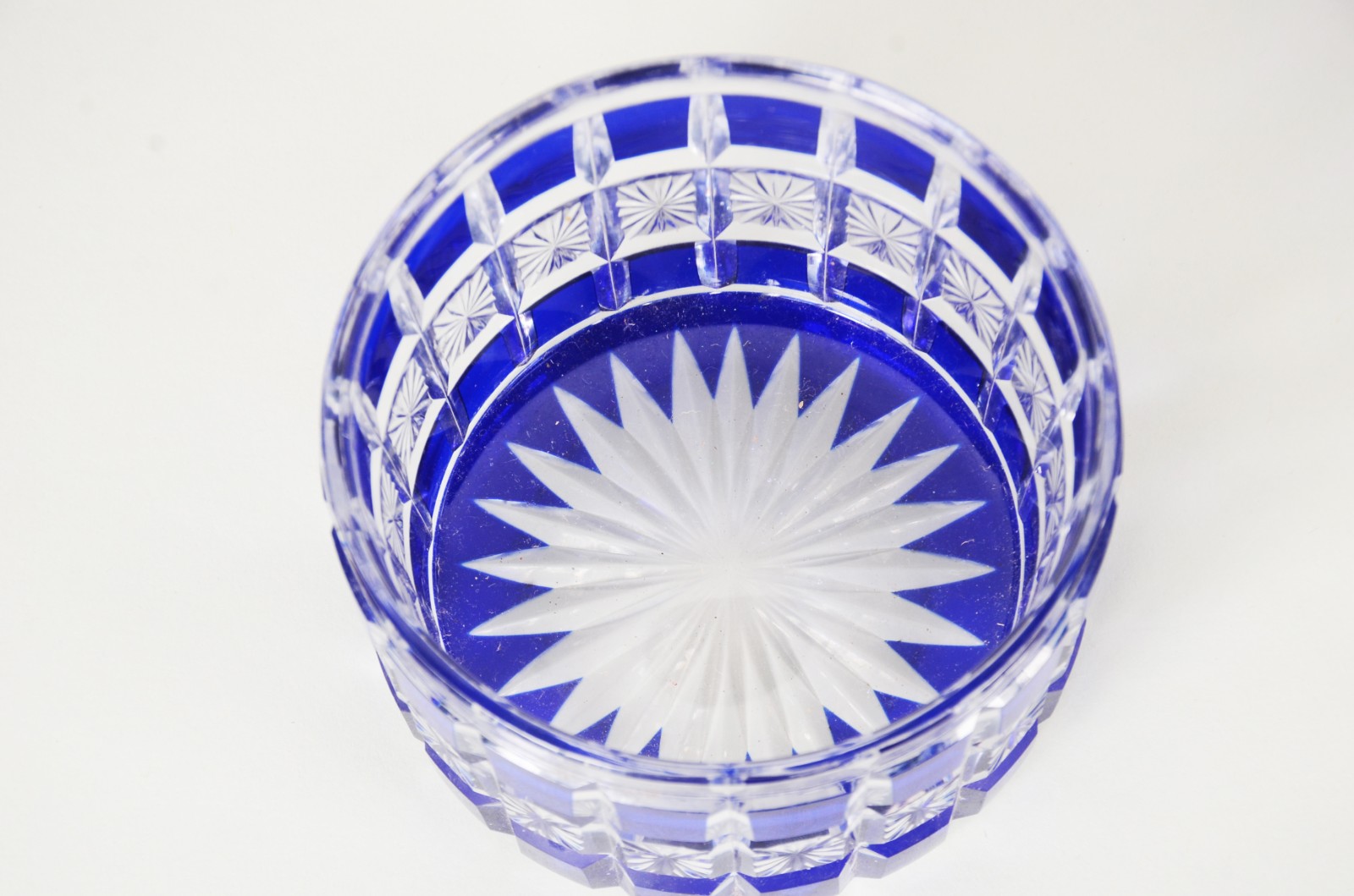 Caixa Art Nouveau de cristal frances doublé azul lapidado com tampa... - foto 5 de 9
