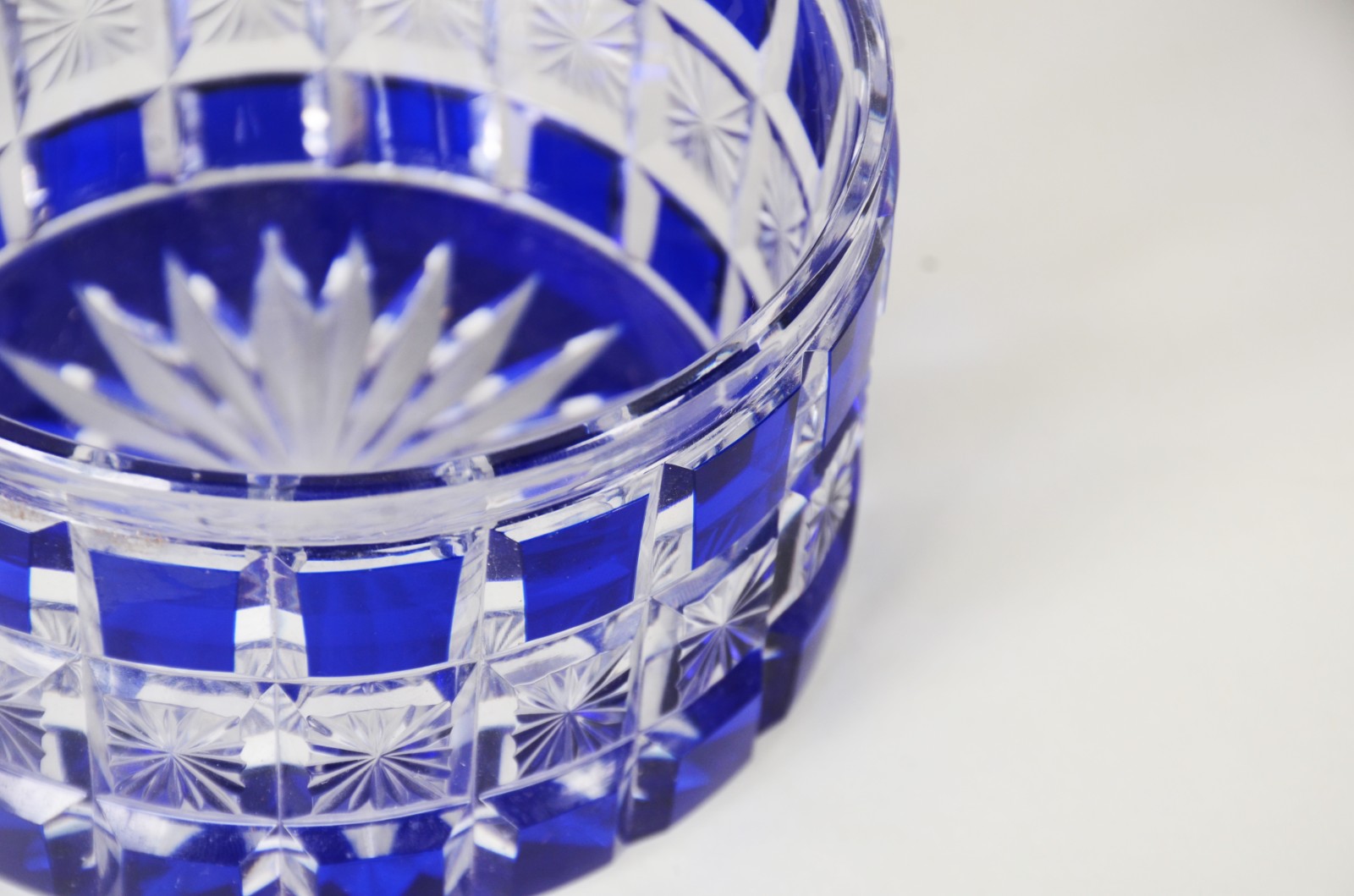 Caixa Art Nouveau de cristal frances doublé azul lapidado com tampa... - foto 7 de 9