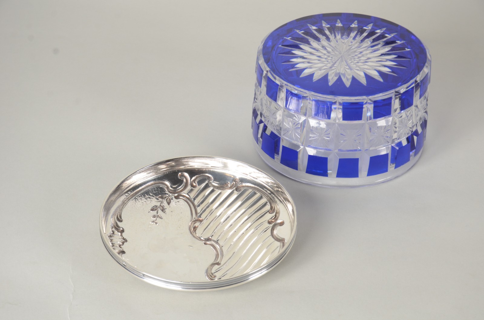 Caixa Art Nouveau de cristal frances doublé azul lapidado com tampa... - foto 8 de 9