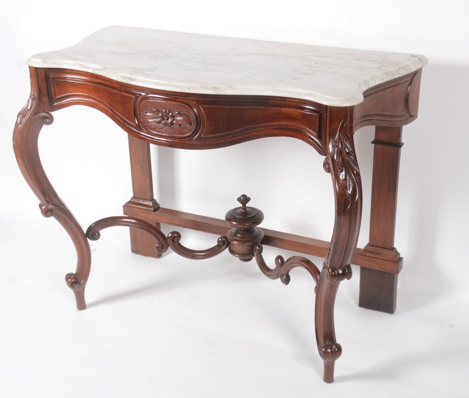 Mesa aparador de madeira nobre, estilo Beranger, saia recortada com... - foto 1 de 8