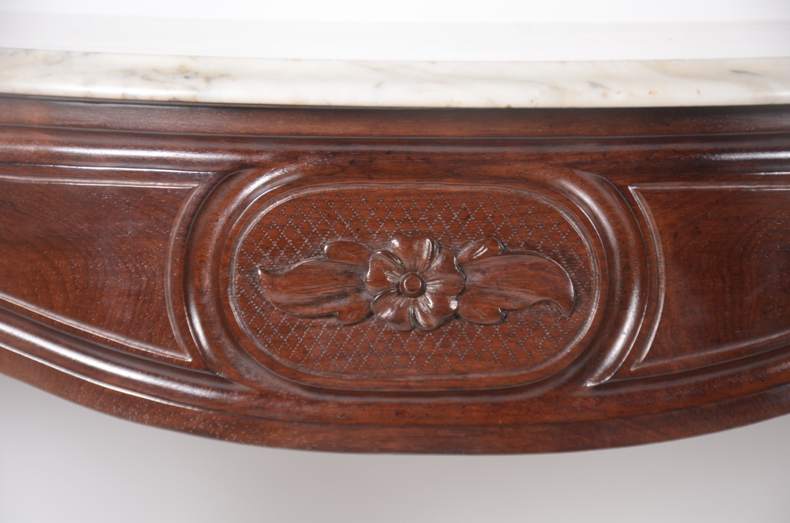 Mesa aparador de madeira nobre, estilo Beranger, saia recortada com... - foto 3 de 8