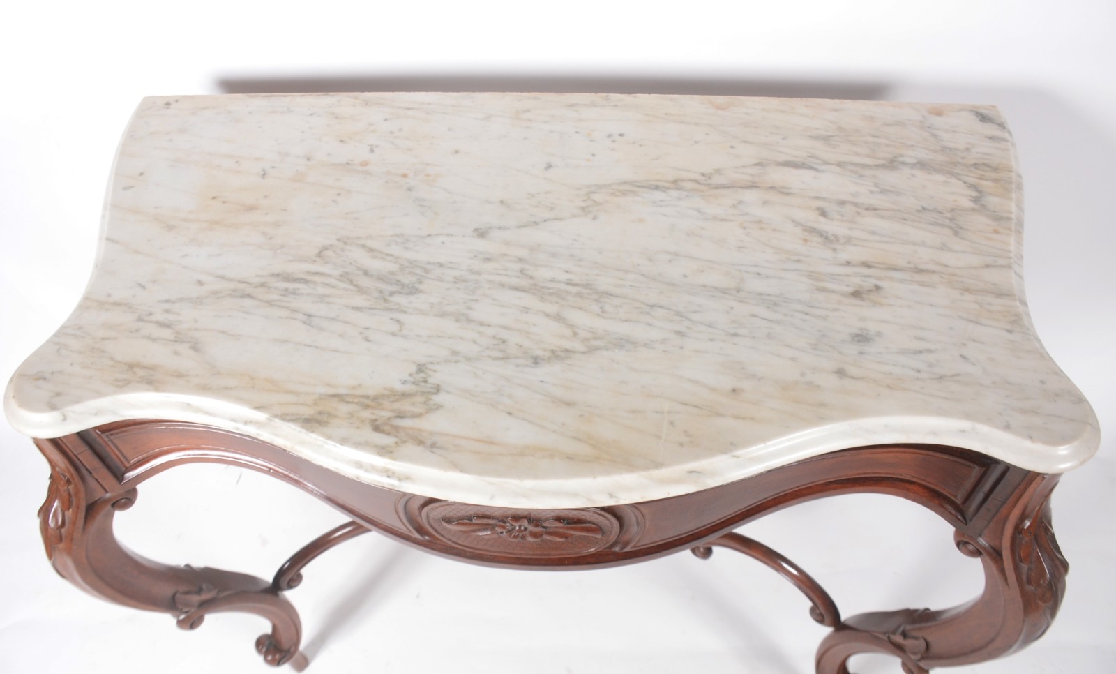 Mesa aparador de madeira nobre, estilo Beranger, saia recortada com... - foto 4 de 8