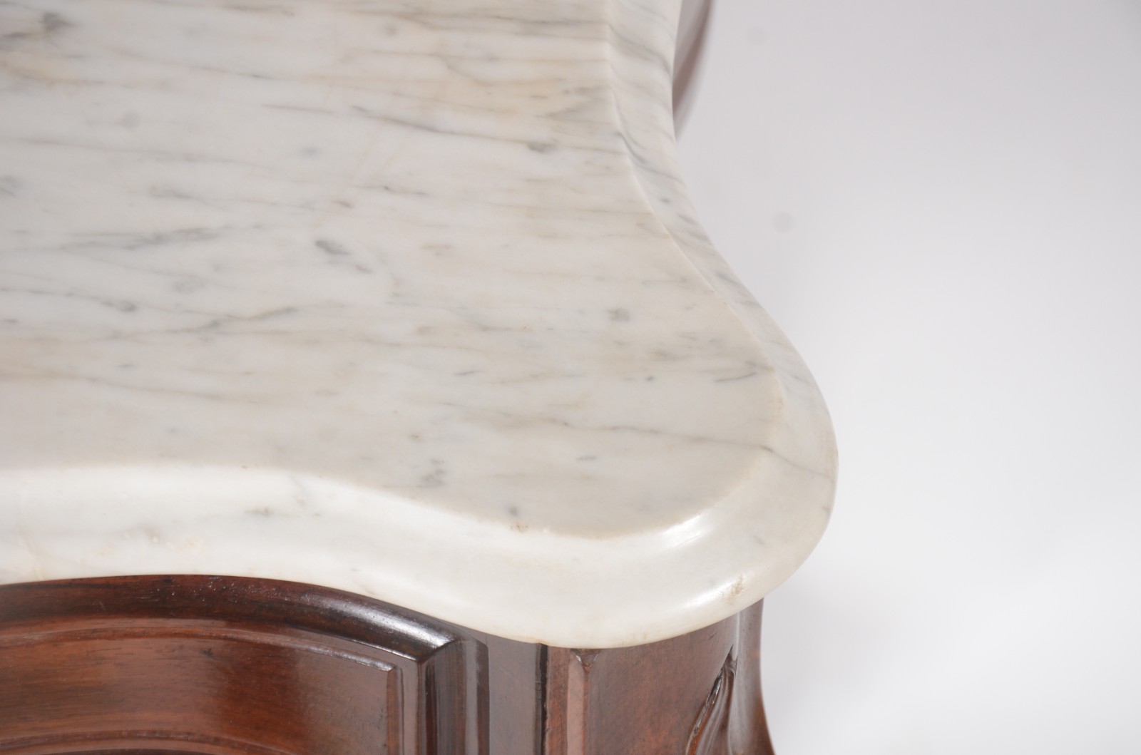 Mesa aparador de madeira nobre, estilo Beranger, saia recortada com... - foto 5 de 8