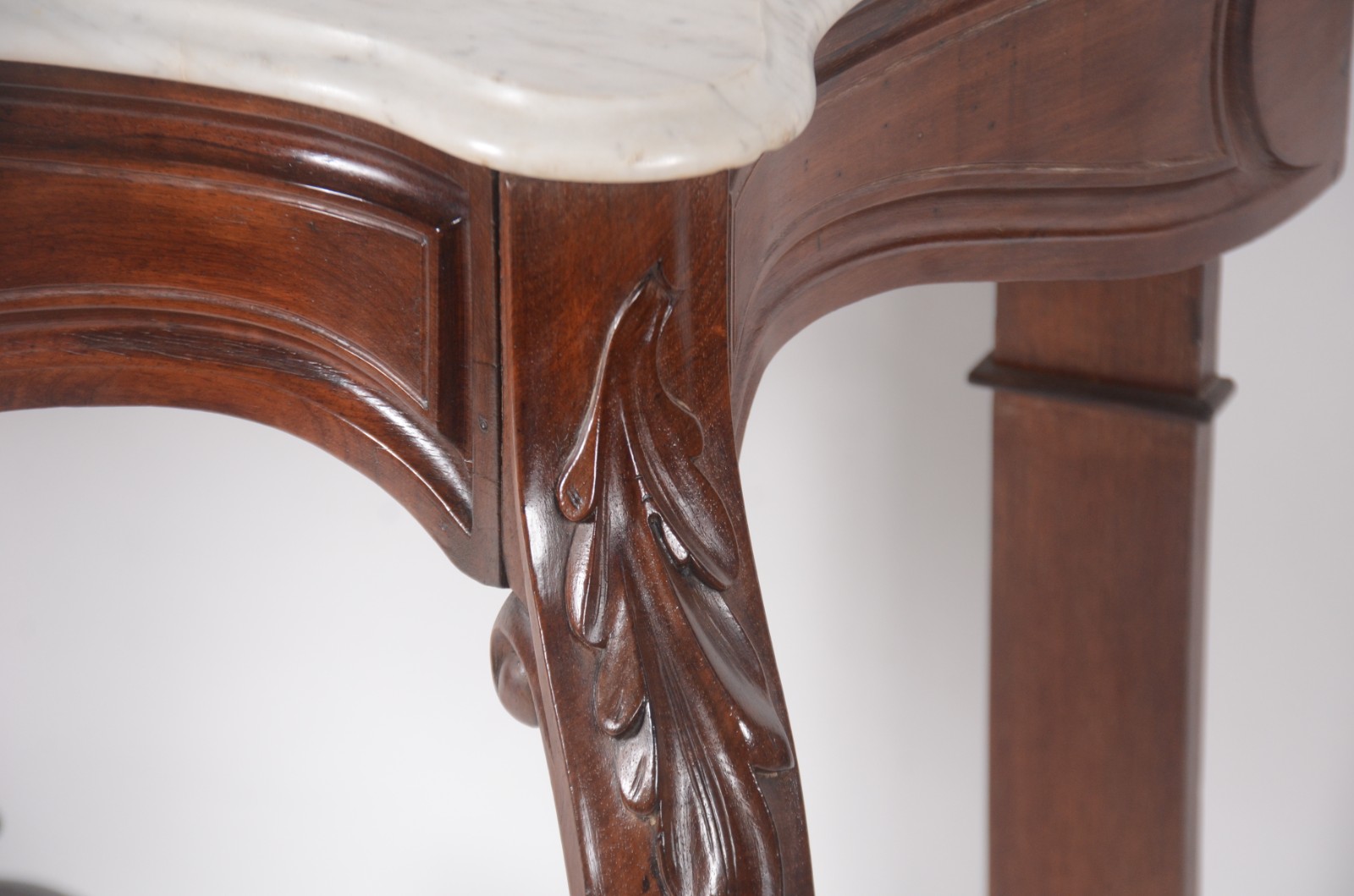 Mesa aparador de madeira nobre, estilo Beranger, saia recortada com... - foto 6 de 8