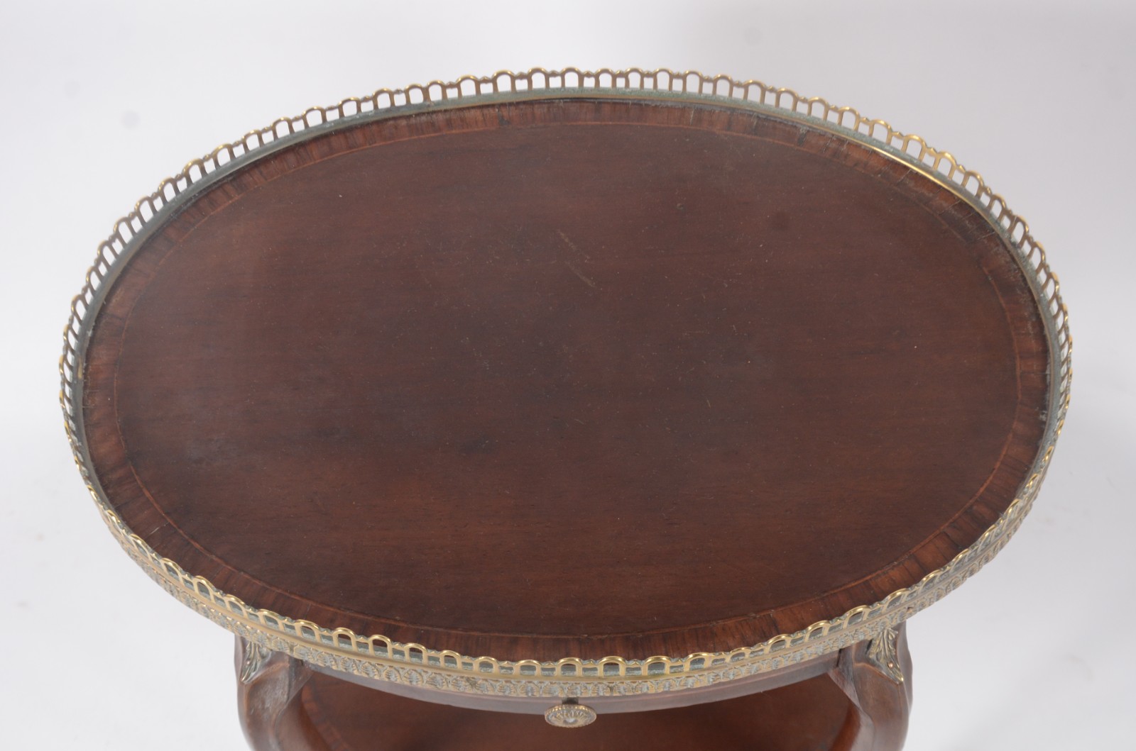 Mesa auxiliar de madeira nobre, uma gaveta, grade de metal dourado, 4... - foto 4 de 7
