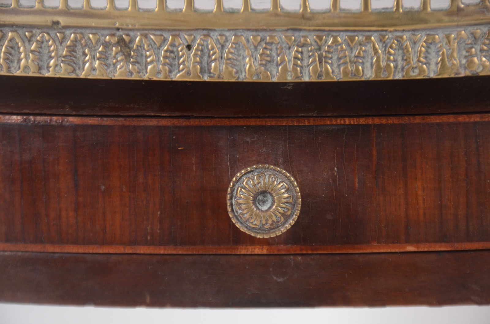 Mesa auxiliar de madeira nobre, uma gaveta, grade de metal dourado, 4... - foto 5 de 7