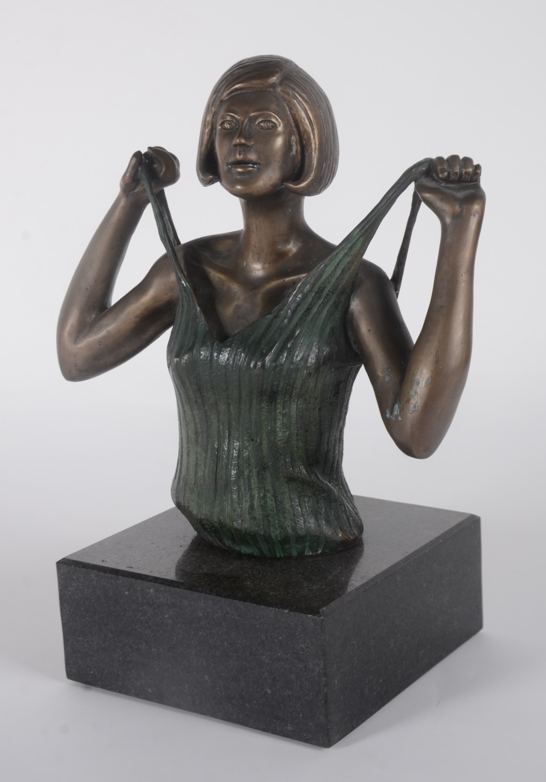 Escultura de bronze representando dorso feminino, assinada Daja. - foto 1 de 7