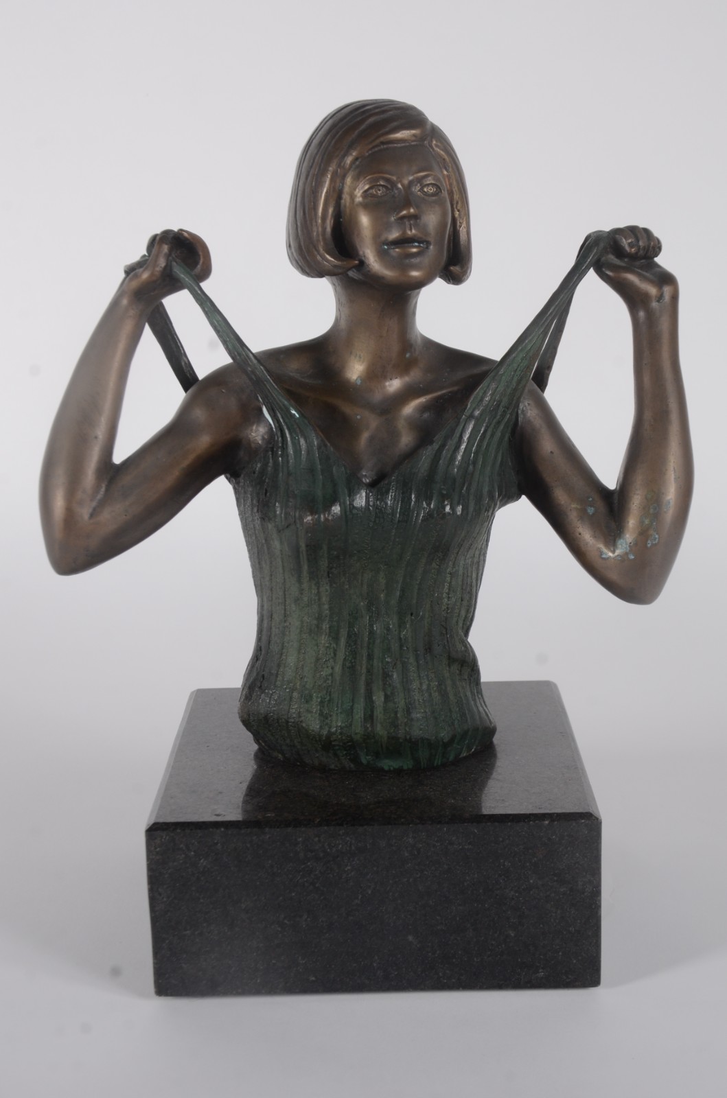 Escultura de bronze representando dorso feminino, assinada Daja. - foto 2 de 7