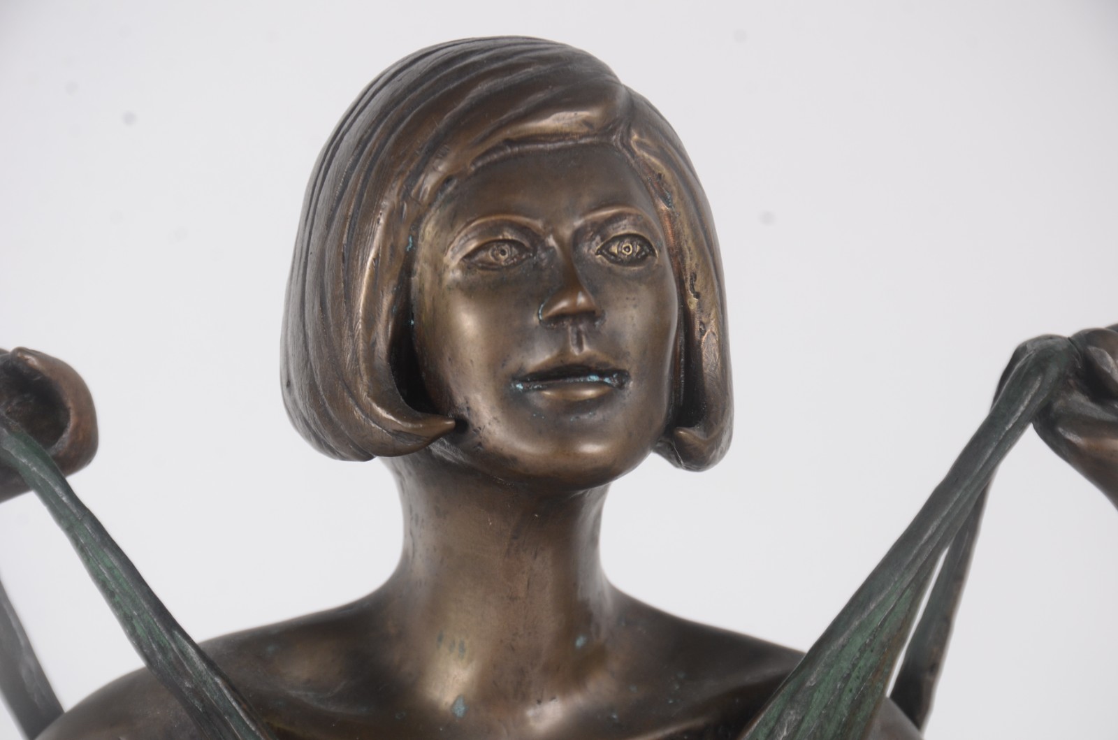 Escultura de bronze representando dorso feminino, assinada Daja. - foto 3 de 7