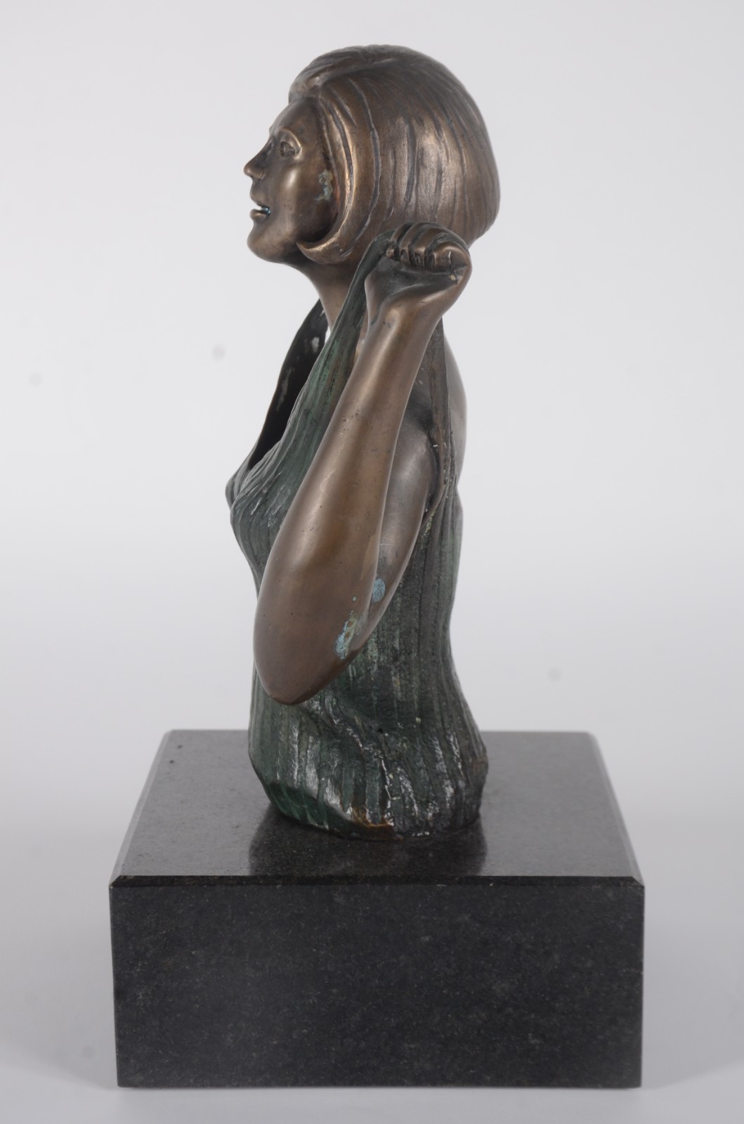 Escultura de bronze representando dorso feminino, assinada Daja. - foto 4 de 7