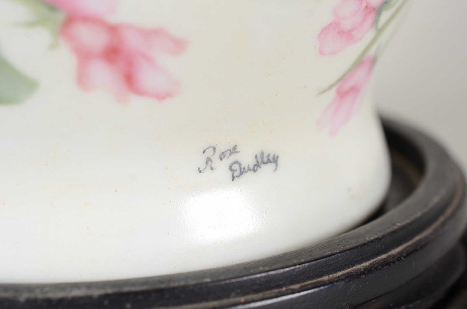 Duas peças, sendo: Ânfora de porcelana branca com flores e pássaros... - foto 3 de 11
