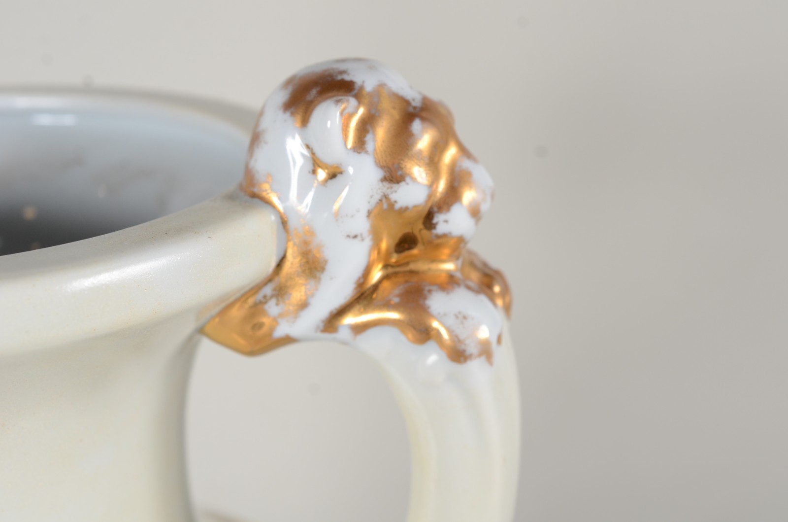 Duas peças, sendo: Ânfora de porcelana branca com flores e pássaros... - foto 4 de 11