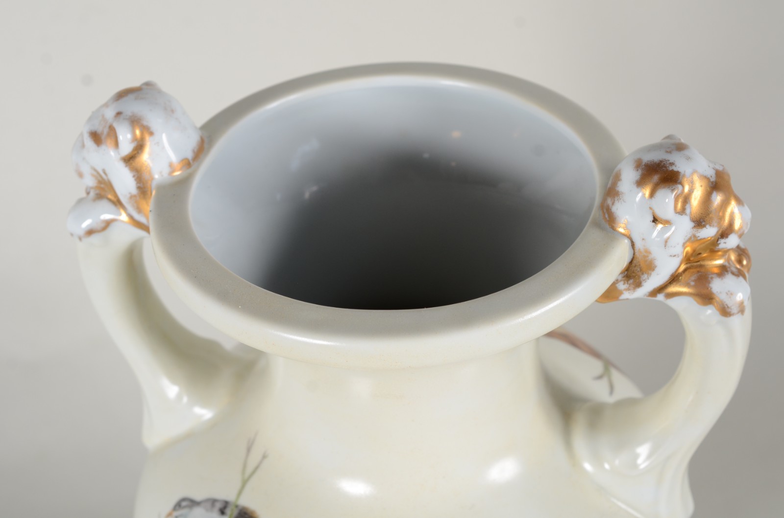 Duas peças, sendo: Ânfora de porcelana branca com flores e pássaros... - foto 5 de 11