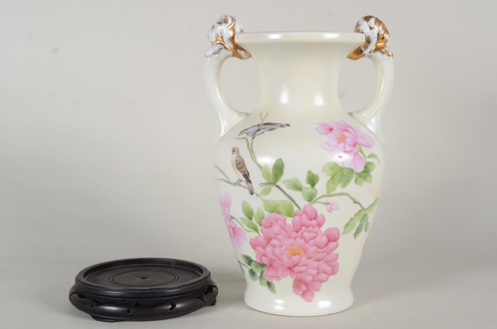 Duas peças, sendo: Ânfora de porcelana branca com flores e pássaros... - foto 6 de 11