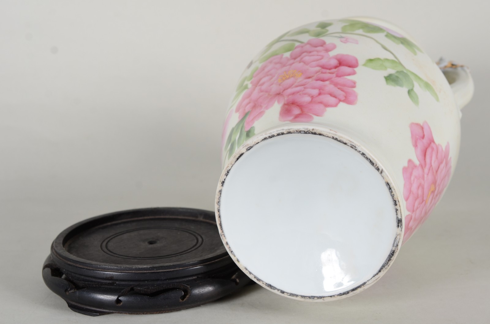 Duas peças, sendo: Ânfora de porcelana branca com flores e pássaros... - foto 7 de 11