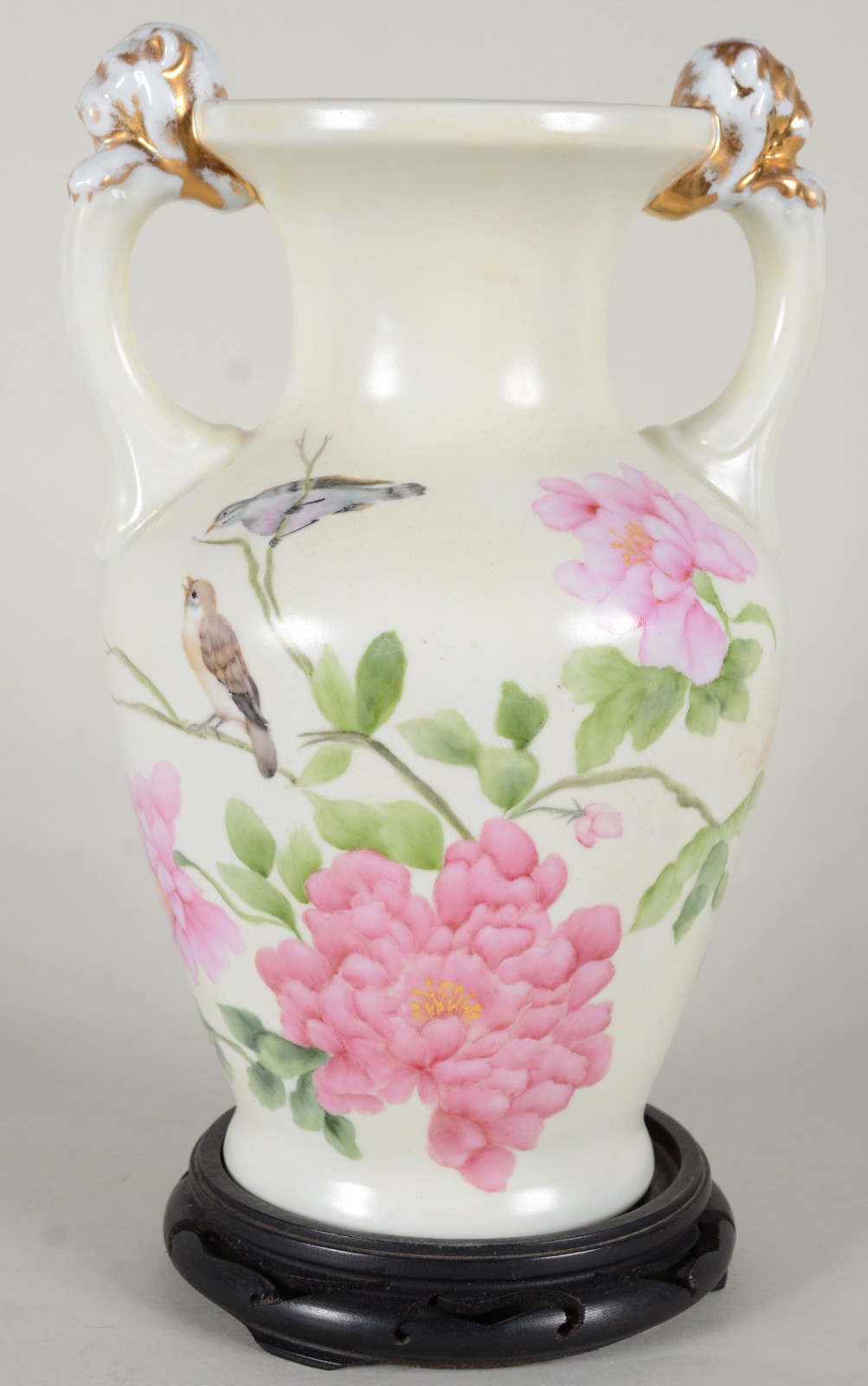 Duas peças, sendo: Ânfora de porcelana branca com flores e pássaros... - foto 2 de 11