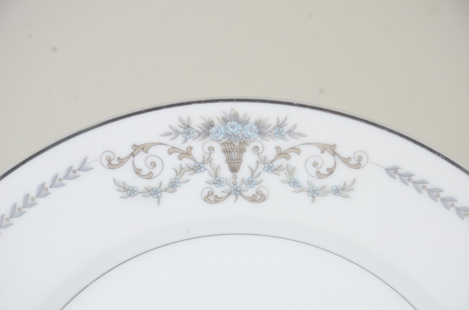 Parte de serviço de porcelana japonesa branca Mikasa, borda com... - foto 2 de 6