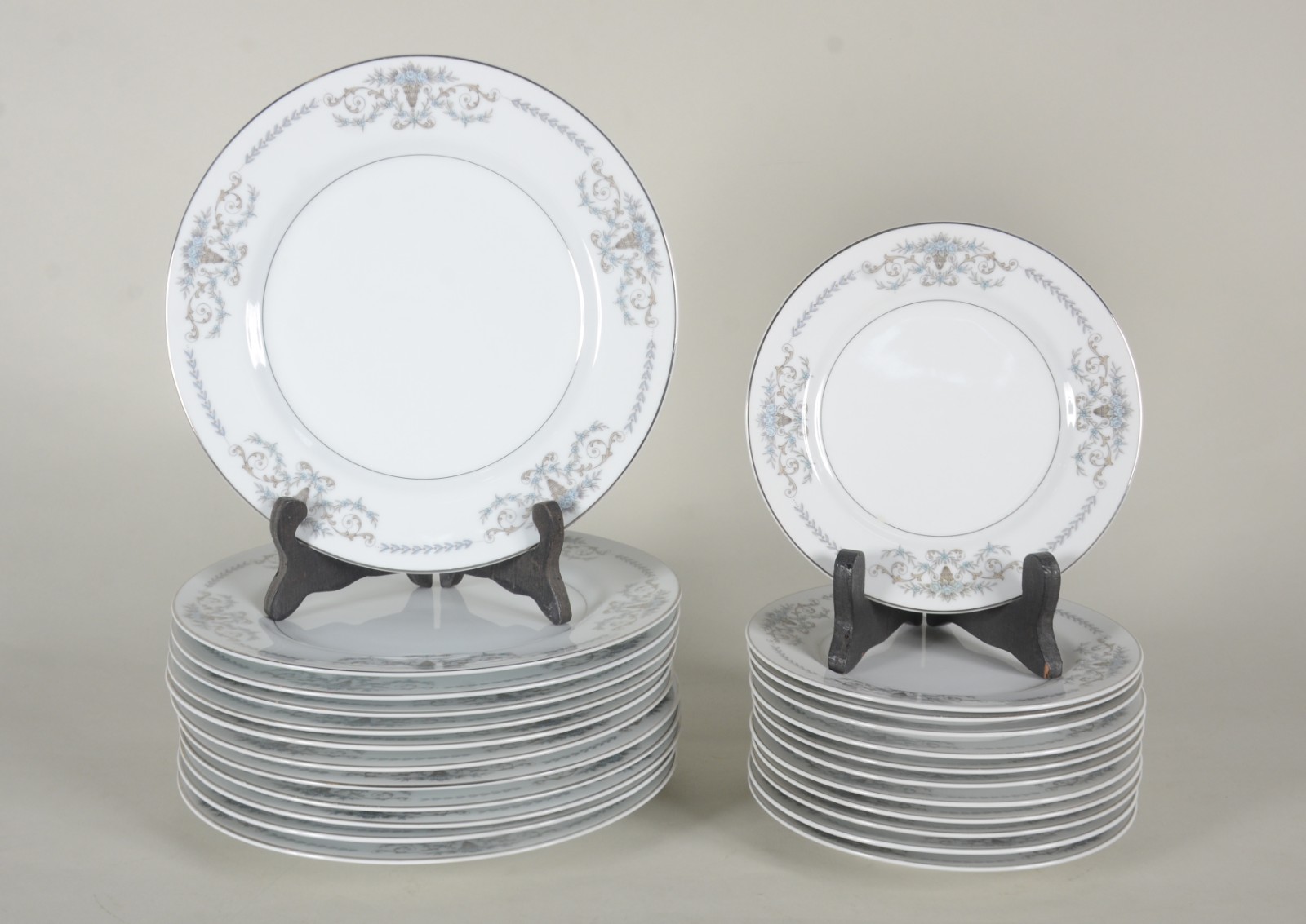 Parte de serviço de porcelana japonesa branca Mikasa, borda com... - foto 1 de 6