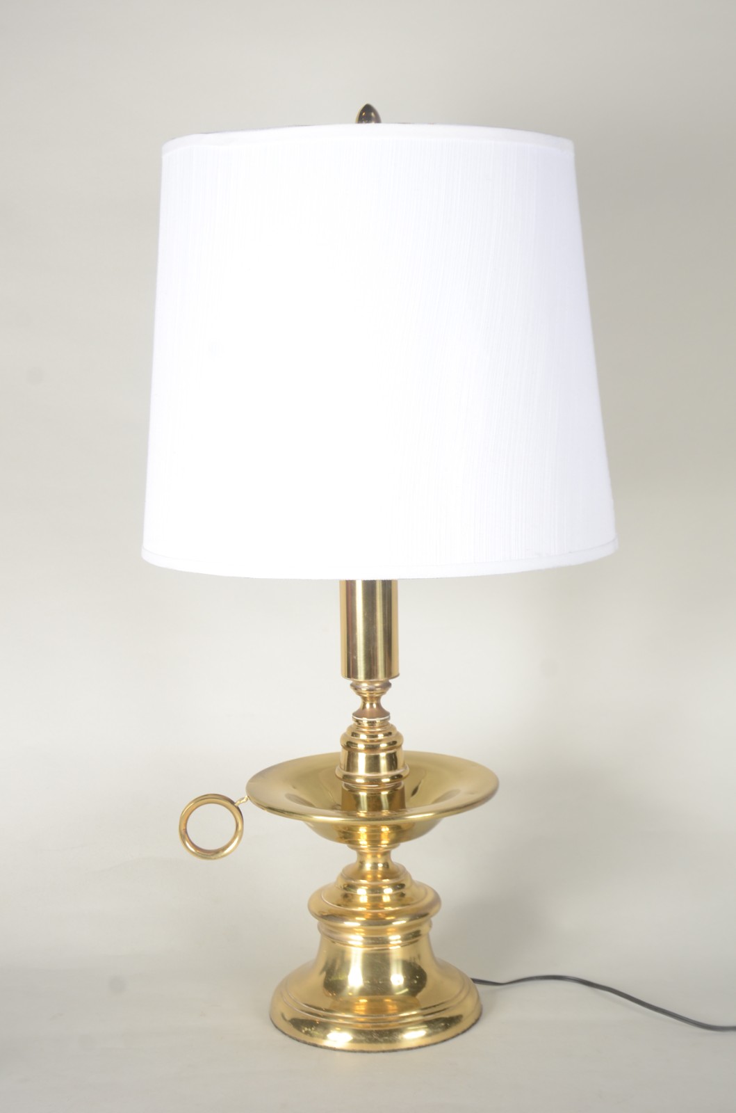 Abatjour de metal dourado com argola lateral, acompanha cúpula na cor... - foto 1 de 6
