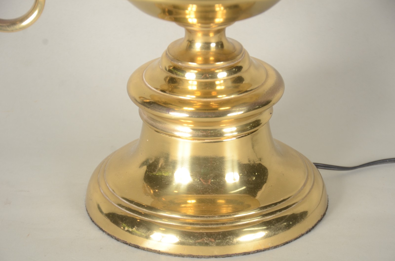 Abatjour de metal dourado com argola lateral, acompanha cúpula na cor... - foto 2 de 6