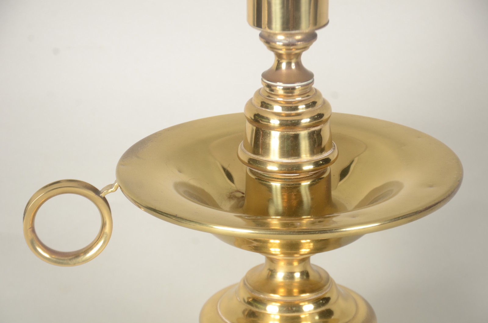 Abatjour de metal dourado com argola lateral, acompanha cúpula na cor... - foto 4 de 6