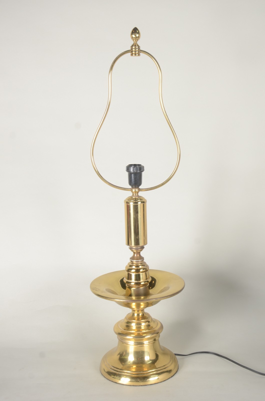 Abatjour de metal dourado com argola lateral, acompanha cúpula na cor... - foto 5 de 6